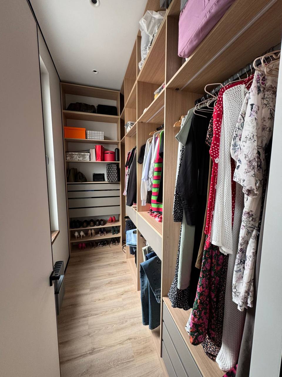 Гардеробная узкая Деревянная открытые полки